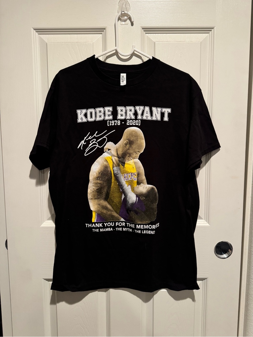 Kobe Bryant Memorial Graphic Tee - Black with Purple & Gold size Large Vintage